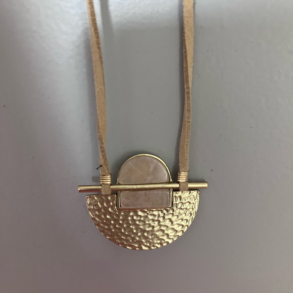 Elegant Gold and Cream Pendant Necklace